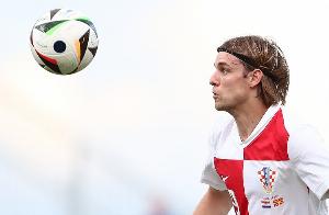 TA：寻找米切尔的轮换替补，水晶宫正式报价阿贾克斯左后卫索萨