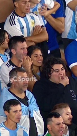 赛前维尼修斯热身对着看台打招呼，被阿根廷球迷狂嘘