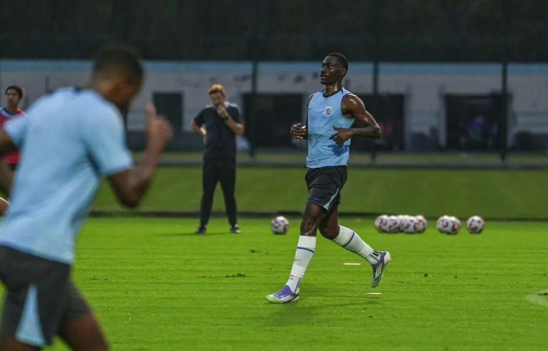 记者：阿苏埃未回非洲参加国家队比赛，申花将组织集体观影