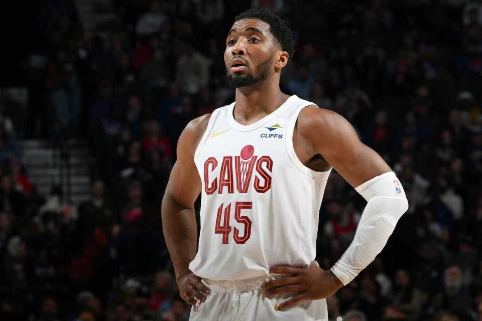 麻将胡了模拟器-米切尔35+7+9骑士双杀76人 恩比德13000分里程碑加兰伤退